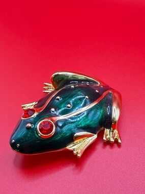 Vintage Trifari Green Enamel Frog Brooch with Red Gem Eyes 80s